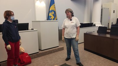 У львівській мерії працівників навчають надавати домедичну допомогу У львівській мерії працівників навчають надавати домедичну допомогу