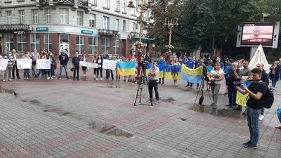 Франківці долучилися до Всеукраїнської акції “Захистимо Армію” Франківці долучилися до Всеукраїнської акції “Захистимо Армію”