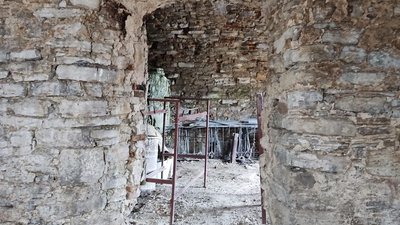 На Тернопільщині чистять підвальні приміщення давнього костелу