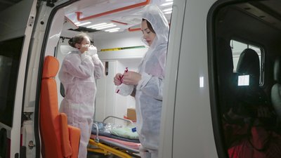 Лікарки "ковідної" лікарні збираються на виклик. Лікарки "ковідної" лікарні збираються на виклик.