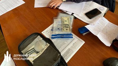 У Рівному митника затримали на хабарі – ДБР У Рівному митника затримали на хабарі – ДБР