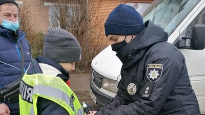 На Житомирщині поліція в день Святого Миколая приїхала до хлопчика, який мріє стати поліцейським На Житомирщині поліція в день Святого Миколая приїхала до хлопчика, який мріє стати поліцейським