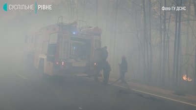 Рівненським рятувальникам, які гасять чорнобильські ліси, видають дозиметри Рівненським рятувальникам, які гасять чорнобильські ліси, видають дозиметри
