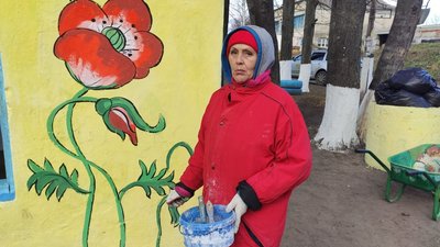 На Тернопільщині жителі села розфарбували зупинки громадського транспорту