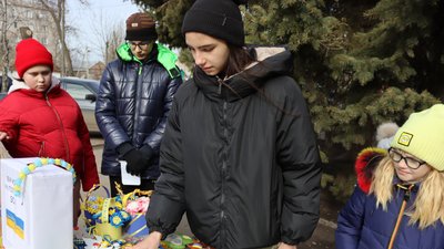 У Межовій на Дніпропетровщині діти влаштували благодійний ярмарок, аби зібрати гроші для ЗСУ У Межовій на Дніпропетровщині діти влаштували благодійний ярмарок, аби зібрати гроші для ЗСУ