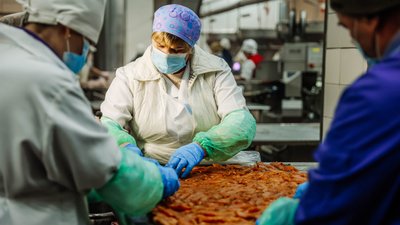Скорочують асортимент та виходять в нічні зміни: як в умовах відключень електрики працюють підприємства на Буковині Скорочують асортимент та виходять в нічні зміни: як в умовах відключень електрики працюють підприємства на Буковині