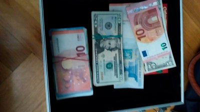 На Буковині затримали ділків, які збували фальшиву валюту.ФОТО На Буковині затримали ділків, які збували фальшиву валюту.ФОТО