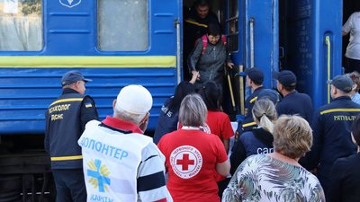Розселять на території двох громад: на Житомирщину прибув черговий потяг з переселенцями з Донеччини Розселять на території двох громад: на Житомирщину прибув черговий потяг з переселенцями з Донеччини