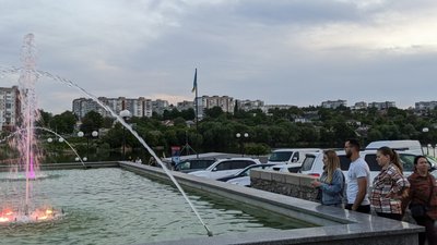Без музики, але зі світловими ефектами: в Умані запрацювали фонтани