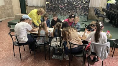 Малюють, роблять аплікації, іграшки. Як діти у Херсоні займаються арттерапією Малюють, роблять аплікації, іграшки. Як діти у Херсоні займаються арттерапією
