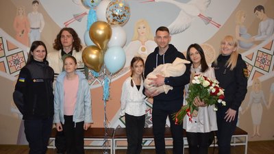 Поки розбирав завали у Бородянці.
У київського рятувальника народився син в Івано-Франківську Поки розбирав завали у Бородянці.
У київського рятувальника народився син в Івано-Франківську