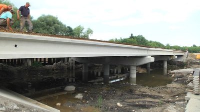 На трасі біля села Пашківці Хмельницького району дорожники будують новий міст через річку Бужок. Фото: Суспільне. На трасі біля села Пашківці Хмельницького району дорожники будують новий міст через річку Бужок. Фото: Суспільне.