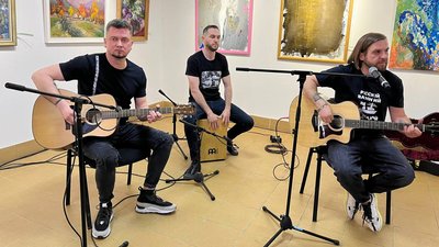 В Ужгороді відкрилася виставка-продаж картин для підтримки 128 бригади