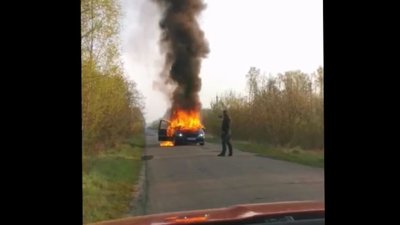 Поліцейські та лісівники розповіли про підпал машини з деревиною на Волині
