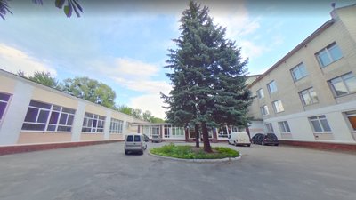 У рівненському коледжі в залу впала віконна рама, скло зачепило дівчину