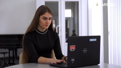 Вероніка проглядає свій електронний кабінет Вероніка проглядає свій електронний кабінет