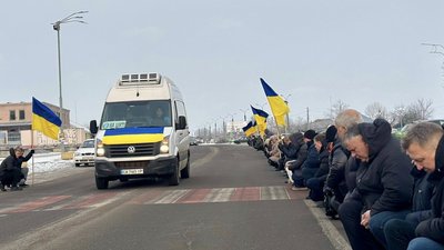 У Чорнобаї попрощалися з полеглим на війні захисником Євгенієм Романенком