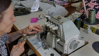 Кравці зі сходу шиють одяг для ЗСУ у Львові Кравці зі сходу шиють одяг для ЗСУ у Львові