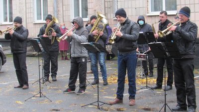 На Рівненщині голова РДА привіз до лікарні оркестр, щоб морально підтримати медиків