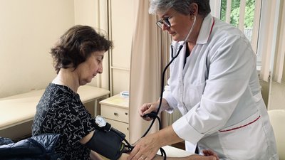Медики чернівецької поліклініки проводять виїзні огляди до вимушених переселенців