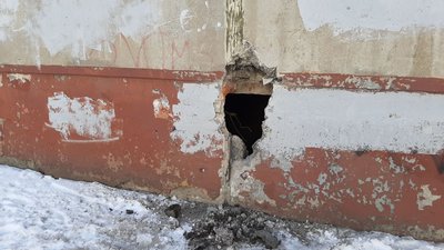У Харкові внаслідок обстрілу згоріла автівка волонтера, який возив їжу на станцію метро У Харкові внаслідок обстрілу згоріла автівка волонтера, який возив їжу на станцію метро