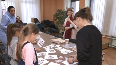 З візерунками з весільного рушника: у черкаському музеї розписували екоторбинки З візерунками з весільного рушника: у черкаському музеї розписували екоторбинки
