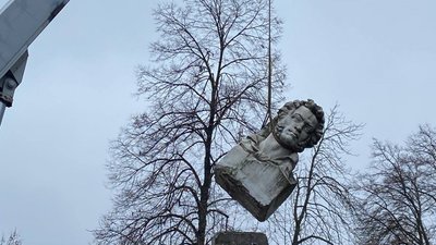 У Кременчуці демонтували погруддя Пушкіна У Кременчуці демонтували погруддя Пушкіна