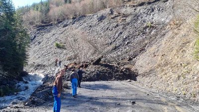 Пошкоджена ділянка дороги "Мукачево-Рогатин": на Закарпатті стався зсув ґрунту Пошкоджена ділянка дороги "Мукачево-Рогатин": на Закарпатті стався зсув ґрунту