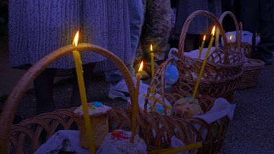 Люди освячують паски та продукти у кошиках, Миколаїв