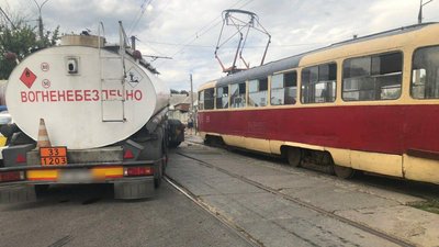 Трамвай зіткнувся з вантажівкою у Харкові: є постраждала