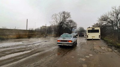 В ямах на проспекті у Кропивницькому застрягають автобуси. Чому дорогу не ремонтують