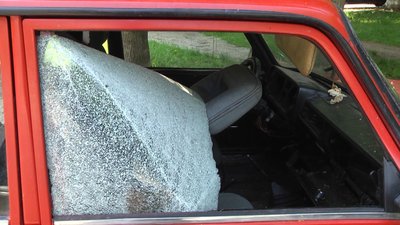 Автівка з побитим склом та речами в салоні. Автівка з побитим склом та речами в салоні.