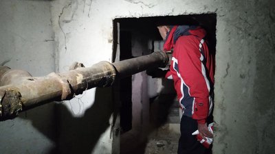 Сморід із каналізації в луцькій багатоповерхівці: що кажуть про проблему комунальники