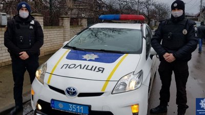 Порізав вени посеред вулиці: в Одесі патрульні врятували чоловіка від самогубства