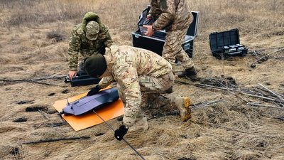Волонтери передали військовим із Запорізького напрямку літак для аеророзвідки Волонтери передали військовим із Запорізького напрямку літак для аеророзвідки