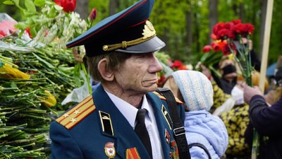 9 травня у Харкові: до Меморіалу Слави несуть квіти 9 травня у Харкові: до Меморіалу Слави несуть квіти