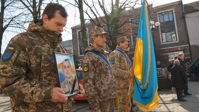У Мукачеві попрощалися з полеглим на війні захисником Ростиславом Діусом
