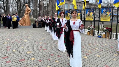 "Пам’ять про них житиме вічно": у селищі на Миколаївщині відкрили Алею Слави на честь загиблих воїнів "Пам’ять про них житиме вічно": у селищі на Миколаївщині відкрили Алею Слави на честь загиблих воїнів