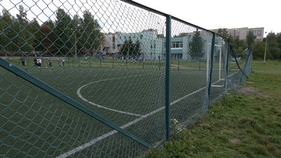 У Рівному пошкодили огорожу спортмайданчика. Скільки коштуватиме ремонт
