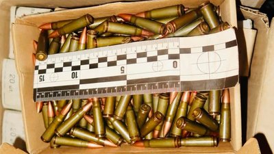 На Івано-Франківщині поліцейські на блокпості затримали чоловіка, який перевозив понад 700 набоїв