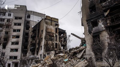 Зруйнований авіабомбою житловий будинок у Бородянці на Київщині, квітень 2022 року. На фото видно настінну полочку, яка, завдяки цій світлині Лізи Серватинської та її допису у твіттері, стала одним з найвідоміших символів стійкості українців у цій війні.