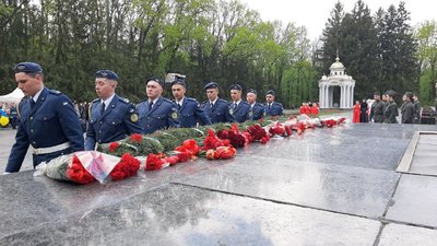 9 травня у Харкові: до Меморіалу Слави несуть квіти 9 травня у Харкові: до Меморіалу Слави несуть квіти