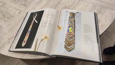 Фото вишитої краватки у книзі. Листопад 2023. Тернопіль Фото вишитої краватки у книзі. Листопад 2023. Тернопіль