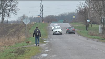 Чоловік іде пішки, через те, що не дочекався транспорту