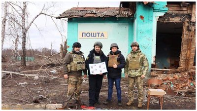 На стільці біля зруйнованої пошти: на Луганщині у прифронтовому селі погасили марку На стільці біля зруйнованої пошти: на Луганщині у прифронтовому селі погасили марку