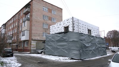 У Здолбунові на Рівненщині жінка скаржиться на будівництво перед будинком. У чому справа