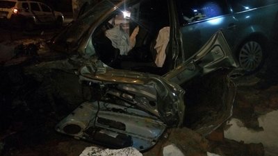 У Чернігові нетверезий водій збив дерево, електроопору та в’їхав у сходи 13-ої школи У Чернігові нетверезий водій збив дерево, електроопору та в’їхав у сходи 13-ої школи