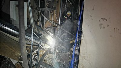 Нічна атака дронами-камікадзе. У Миколаєві загорівся дах будівлі