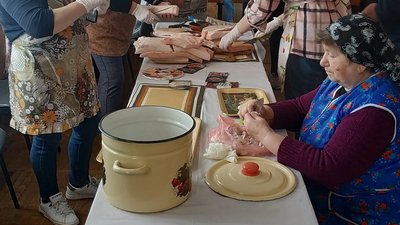 Без сала ніяк. На Івано-Франківщині волонтери готують захисникам "Молодківській Snickers" Без сала ніяк. На Івано-Франківщині волонтери готують захисникам "Молодківській Snickers"