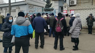 Херсонці стоять у довгих чергах від світанку, щоб змінити постачальника газу